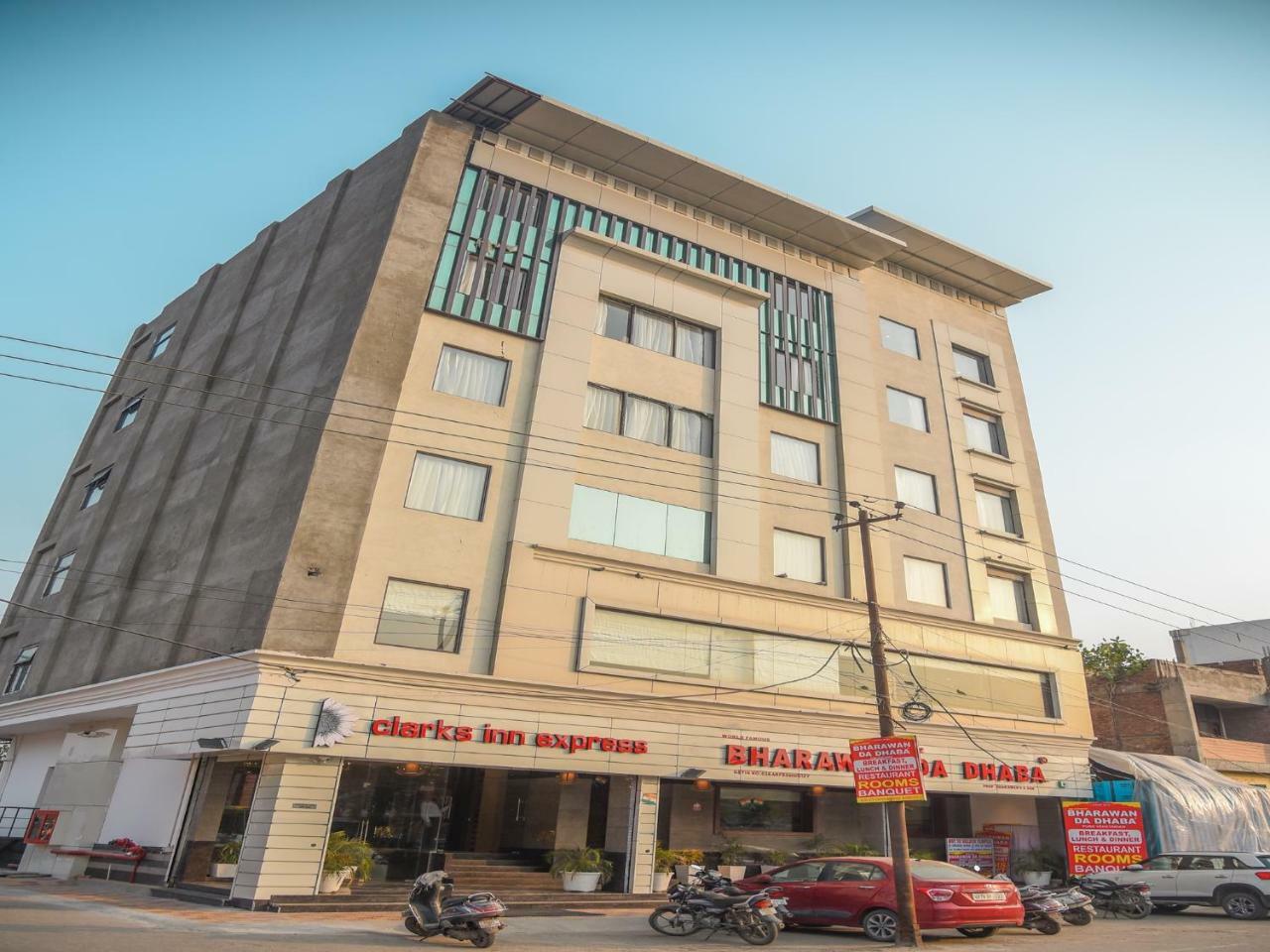 바라완 클락스 인 익스프레스 호텔 암리차르 외부 사진